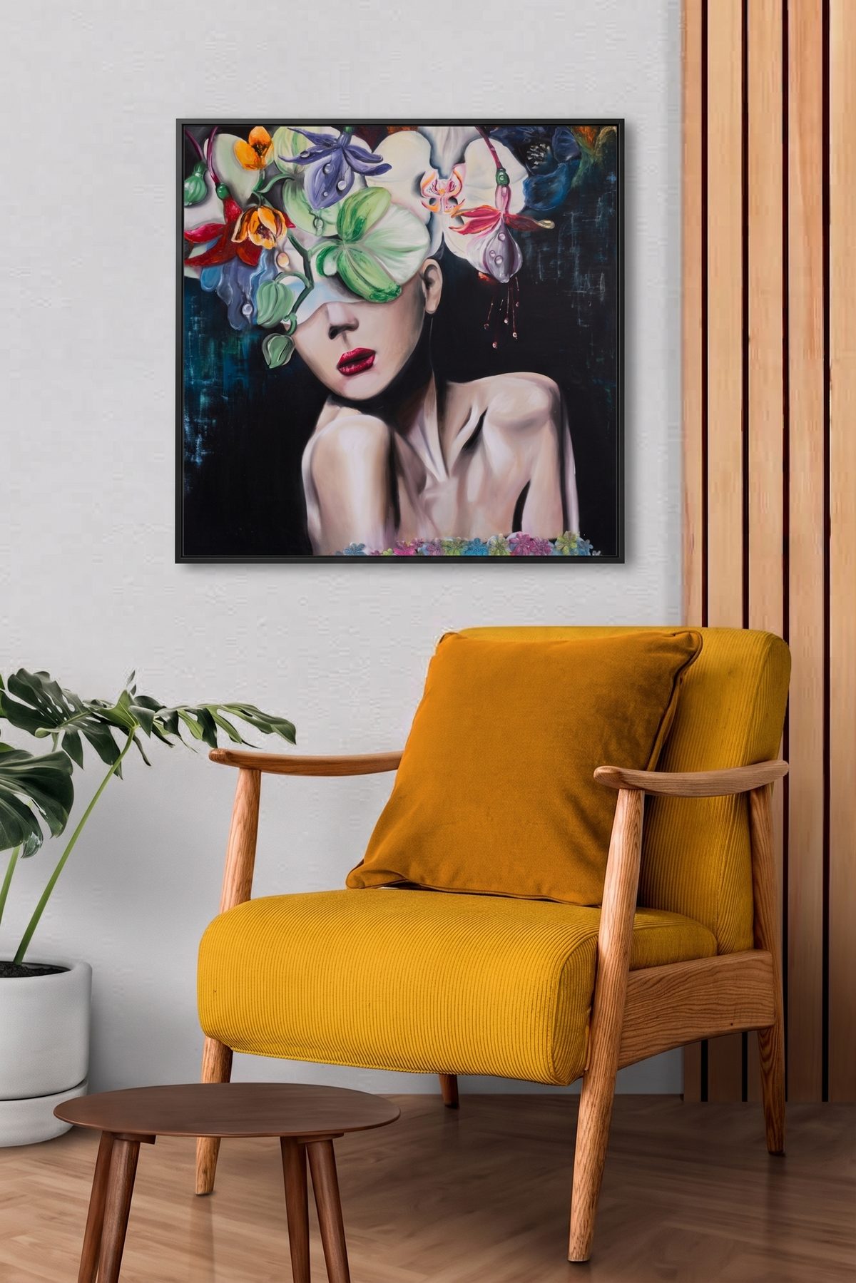 Vajda Emőke Láthatatlan szépség című, 100 × 100 cm-es festménye nappali enteriőrben, sárga fotel fölött