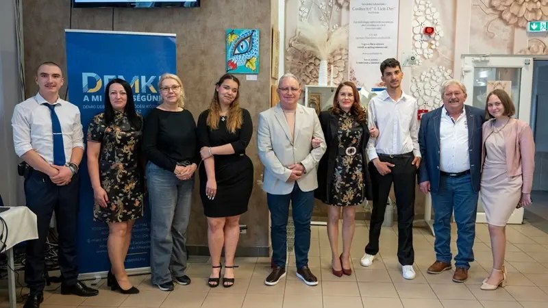 A kulturális program közreműködői és szervezői közös fotón a rendezvény helyszínén