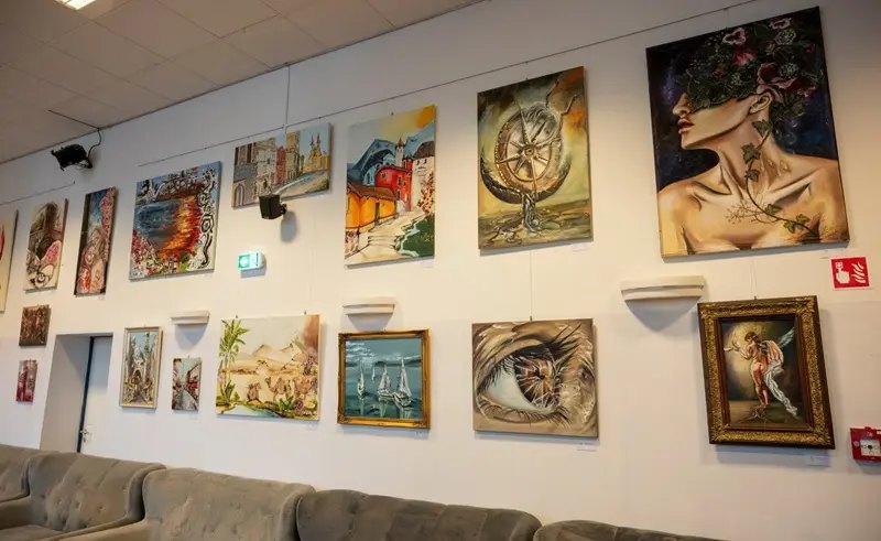 Kortárs festmények a kiállítótér falán egy CoolturArt LICIT-DAY eseményen