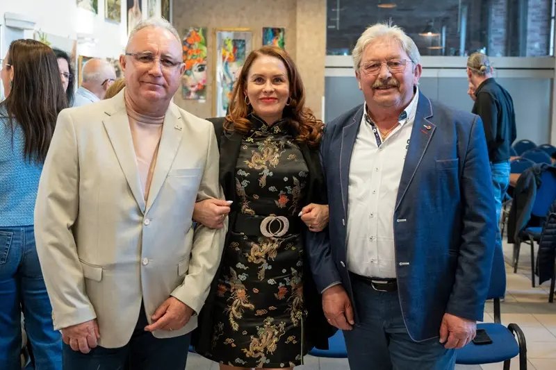 Vendégek egy kulturális rendezvényen a kiállítótérben